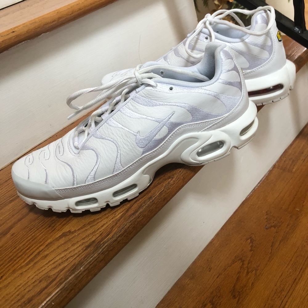 White Airmax plus